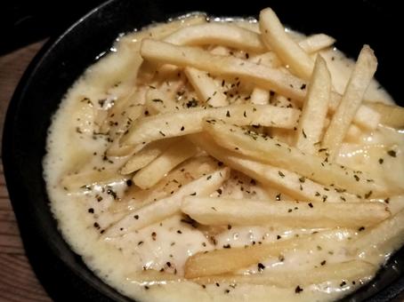 スキレットのチーズフライドポテト スキレットのチーズフライドポテト フライドポテト,ポテト,フレンチフライの写真素材