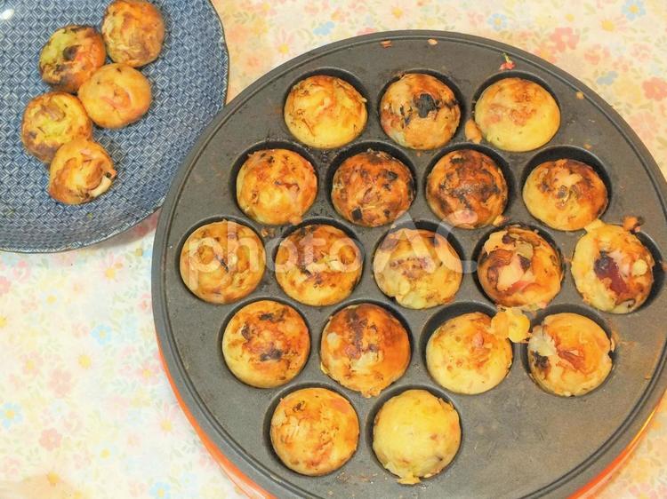 焼き目がおいしそうなタコヤキ たこ焼き,たこやき,裏返しの写真素材