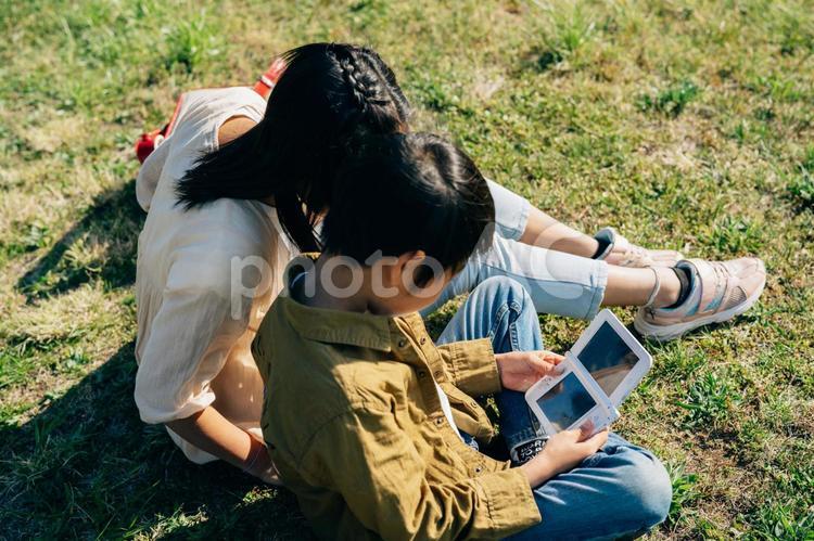 ゲームをする小学生 ゲーム,ゲーム依存,子供の写真素材