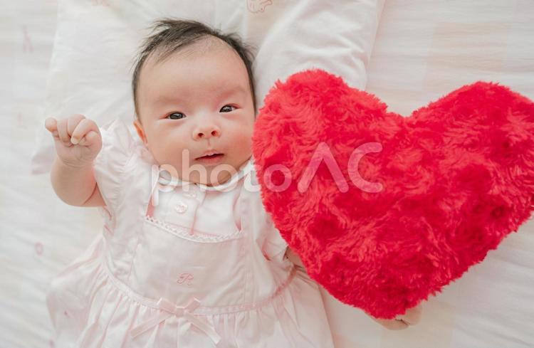 ピンクの服の赤ちゃん(その８) 赤ちゃん,家族,ハートの写真素材