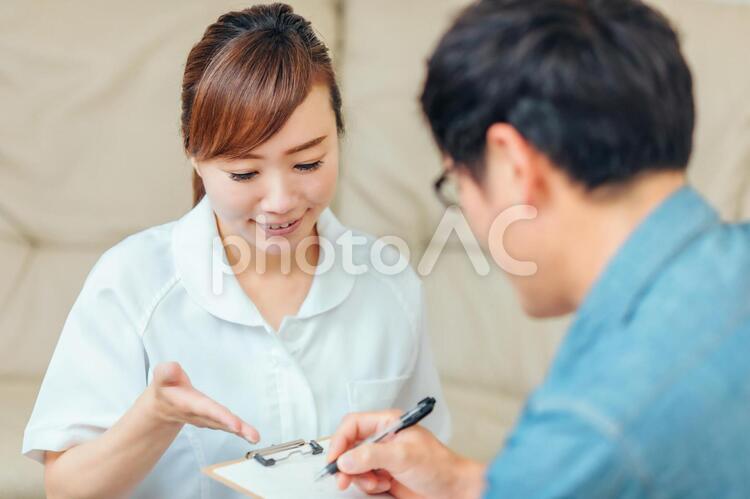 問診する看護師と男性患者 看護師,カウンセリング,問診の写真素材