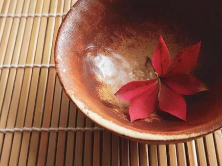 茶碗に赤い葉 茶碗,葉っぱ,和のイメージの写真素材