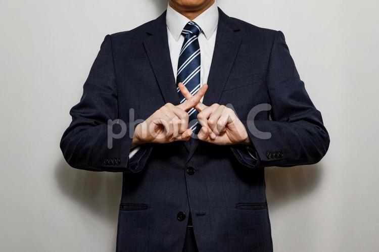 バツマークを出しているスーツの男性 ビジネスマン,ビジネス,男性の写真素材
