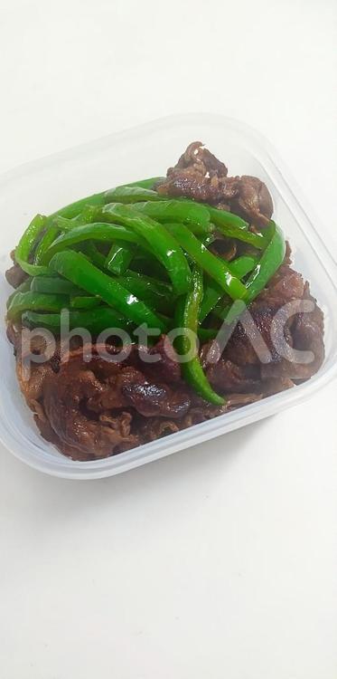 牛肉と細切りピーマンの醤油炒め 牛肉,ピーマン,タッパーの写真素材