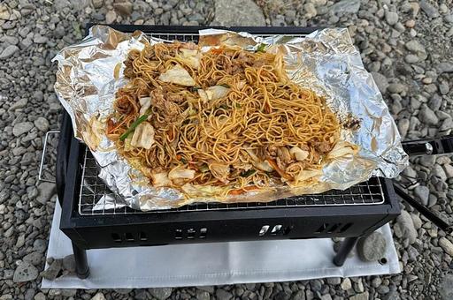 キャンプ場で焼きそば キャンプ飯,キャンプ,焼きそばの写真素材