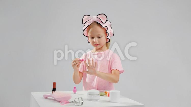 真顔でネイルをする女の子 女の子,ネイル,マニキュアの写真素材