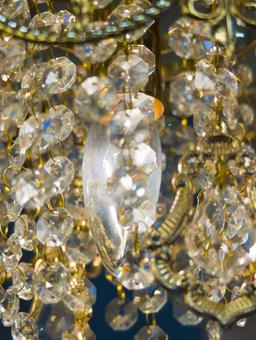 光り輝くシャンデリアの写真