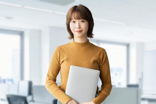 パソコンを持つ女性・ビジネスウーマン 女性,パソコン,笑顔の写真素材