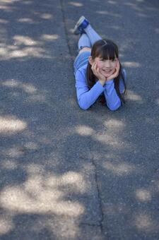 木陰と女の子 木陰と女の子の写真