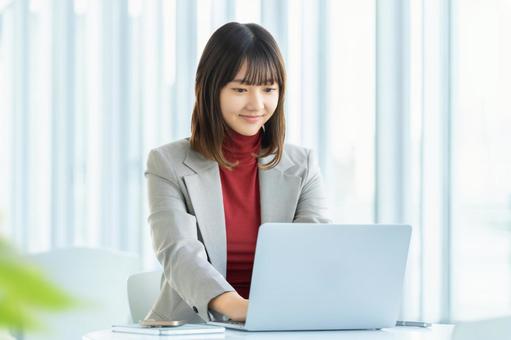 パソコンを使う女性・ビジネスウーマン 女性,パソコン,働くの写真素材