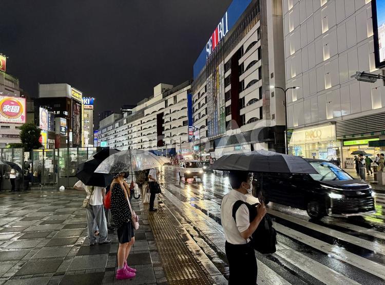 夜の池袋　ゲリラ豪雨に遭遇 雨,ゲリラ豪雨,キラキラの写真素材