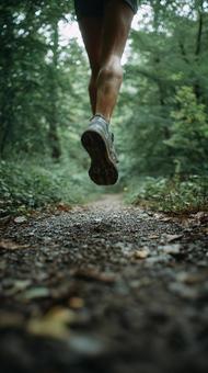 森の小道とランニングシューズ 森の小道とランニングシューズの写真