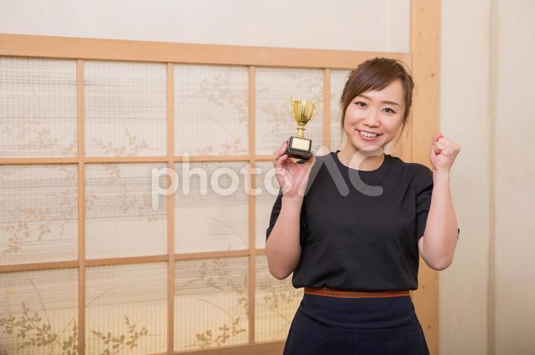 トロフィーを持つ居酒屋スタッフ 居酒屋,店員,ホールスタッフの写真素材