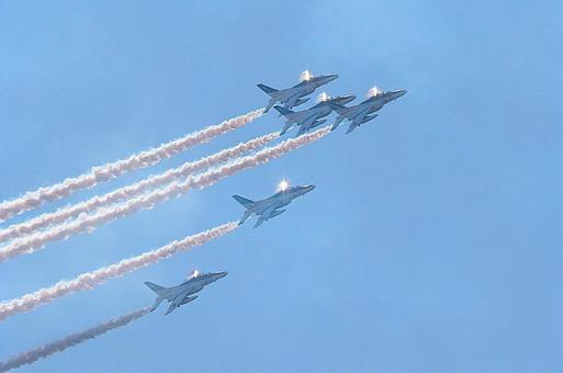 ブルーインパルス 飛行 ブルーインパルス 飛行の写真