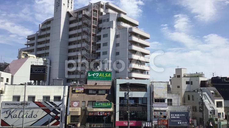 下北沢駅前の街並みと空 下北沢,駅前,ビルの写真素材