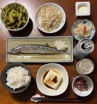 初物の秋刀魚の塩焼きに大根おろし等の夕食 初物の秋刀魚の塩焼きに大根おろし等の夕食の写真