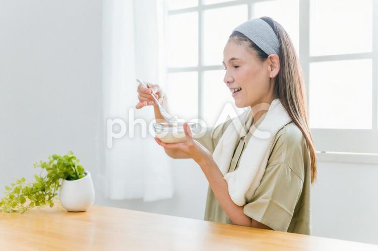 ヨーグルトを食べるミドル世代の女性 ヨーグルト,乳酸菌,菌活の写真素材