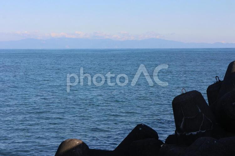 焼津の海から見る伊豆半島 伊豆半島,テトラポット,海の写真素材