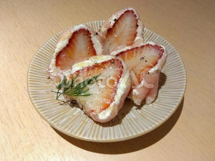 苺とチーズの生ハム巻き1 美味しい,苺,和食の写真素材