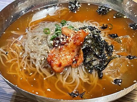冷麺 冷麺,キムチ,お酢の写真素材
