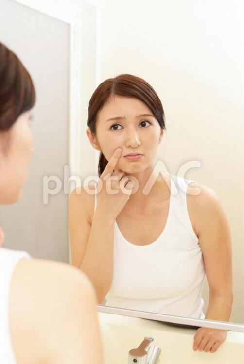 顔のしわを気にする女性 女性,女,スキンケアの写真素材