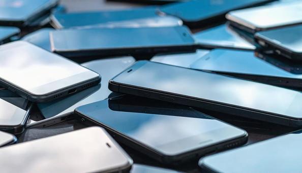 たくさんのスマートフォン たくさんのスマートフォンの写真