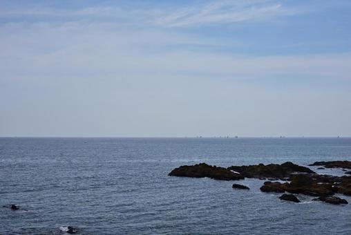 沖のヨットの船団 沖のヨットの船団 ヨット,水平線,海の写真素材