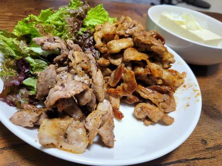 豪快に盛られた肉のある食卓 焼き肉,肉,豚肉の写真素材