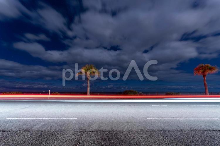 夜を駆ける光の軌跡 道路,自動車,車の写真素材