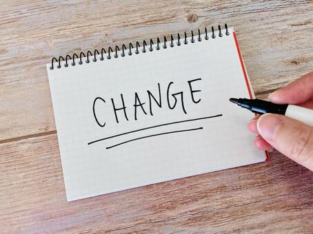 ノートにchangeと書く手元 チェンジ,変わる,変化の写真素材