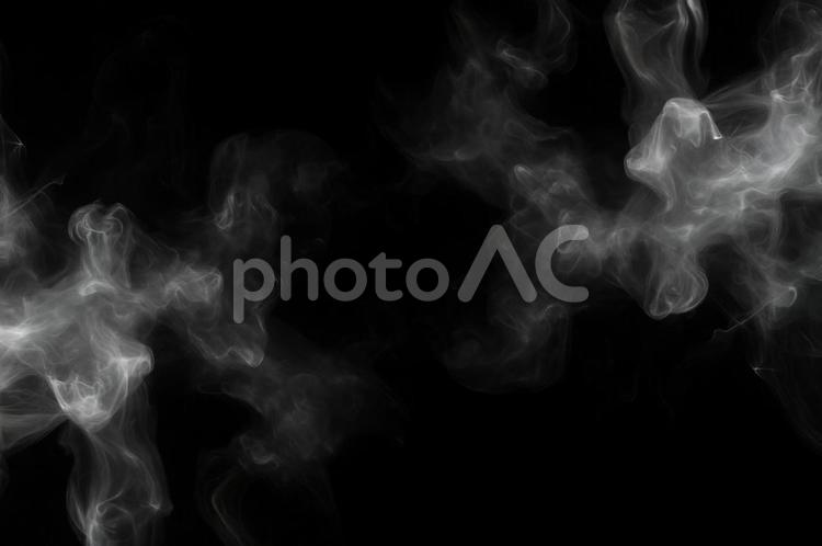 煙（左右二つの渦が向き合うパターン） 煙,白煙,黒背景の写真素材