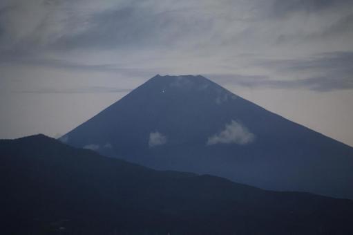 曇り空と富士山の見える風景 曇り空と富士山の見える風景の写真