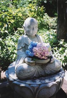 お地蔵さんとアジサイ_鎌倉にて お地蔵さんとアジサイ_鎌倉にての写真