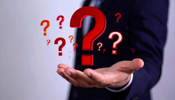 ?を手に持つ日本人ビジネスマン男性 ?を手に持つ日本人ビジネスマン男性の写真