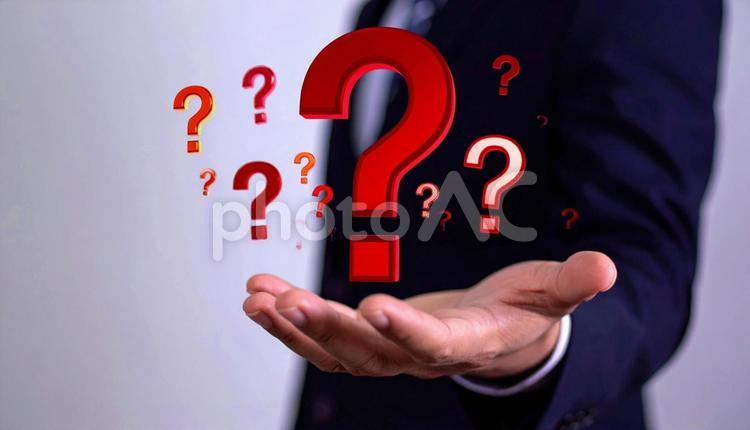 ？を手に持つ日本人ビジネスマン男性 ？,クエスチョン,ハテナの写真素材