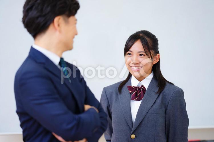 笑顔で話す塾講師と女子生徒 塾,人物,男性の写真素材