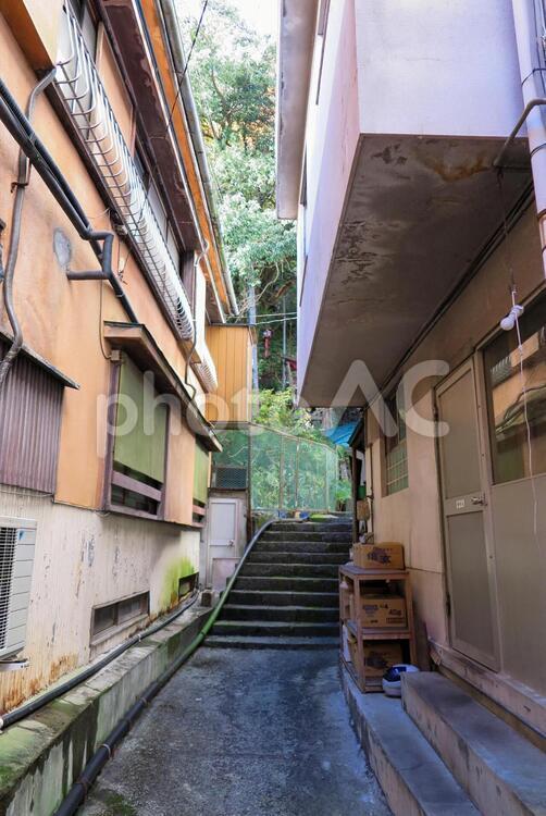 温泉街の路地 路地,建築,踏段の写真素材