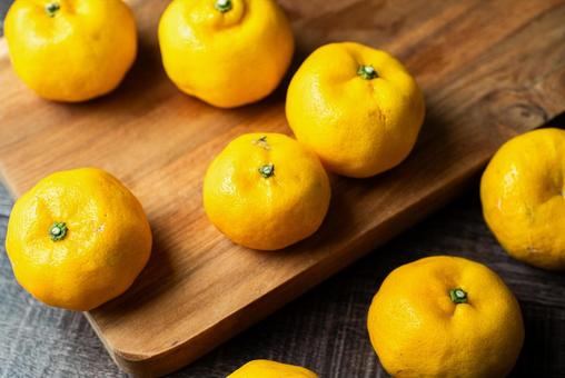 カッティングボードの上のふくれみかん ふくれみかん,みかん,蜜柑の写真素材