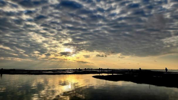 和歌山県田辺市　天神崎夕景　ウユニ塩湖風 夕日,夕焼け,海の写真素材