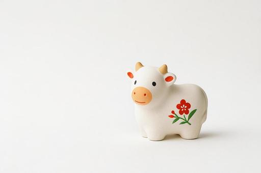 白い牛の陶器の置物の写真