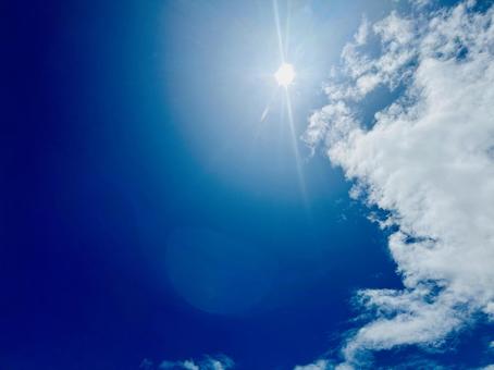 夏の陽射しと青空がまぶしい風景 夏の陽射しと青空がまぶしい風景の写真