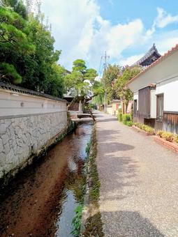 白壁の町水路 白壁の町水路の写真