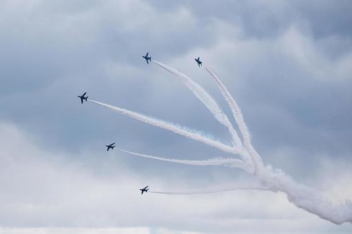 ブルーインパルス　チェンジオーバーターン 入間基地,航空祭,航空自衛隊の写真素材