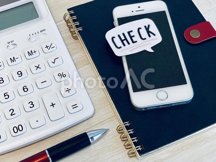 スマホと電卓とcheckの文字 電卓,チェック,計算の写真素材