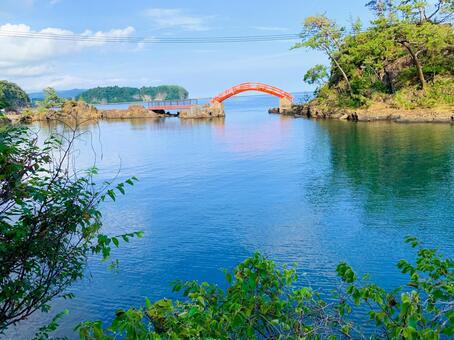 矢島経島の赤い太鼓橋 佐渡ヶ島,赤い橋,矢島の写真素材