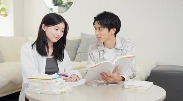 勉強を教えあうアジア人の男女 女性,男性,学生の写真素材