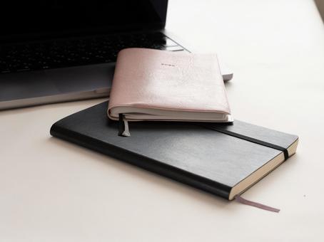 パソコンの前の2冊のノート パソコン,ノートパソコン,ノートの写真素材