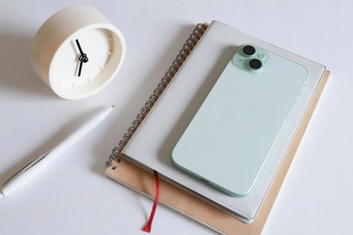 スマホと手帳と時計 スマートフォン,時計,手帳の写真素材