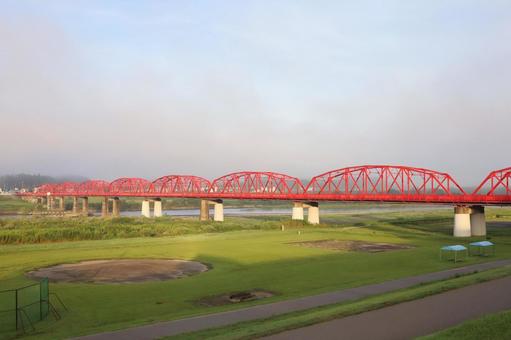 赤鉄橋 鉄橋,赤,芝生の写真素材