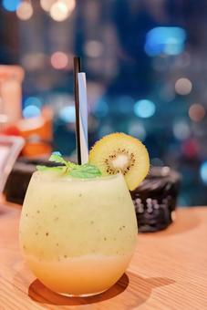 夏の夜に飲むキウイスムージー 夏の夜に飲むキウイスムージーの写真